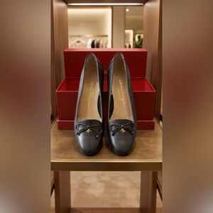 NEW Salvatore FERRAGAMO Black Leather Flats Loafers with Bow and charm 9B